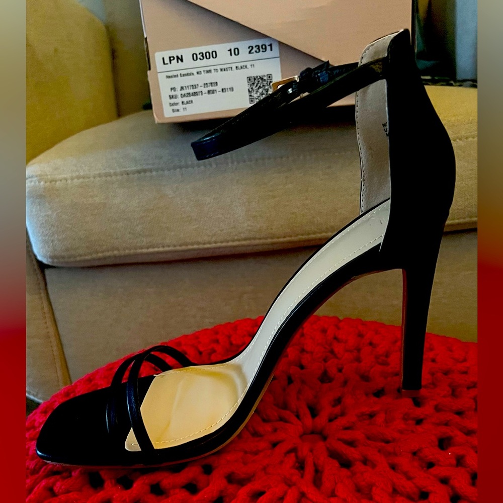 NWT simple black sandal Size 11